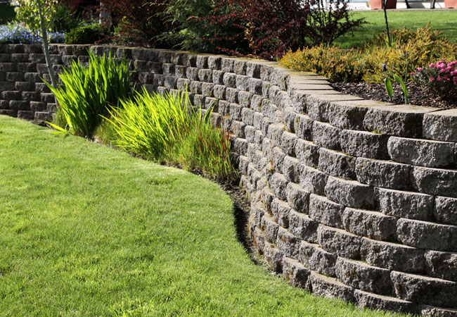 How to build a retaining wall for your home garden?