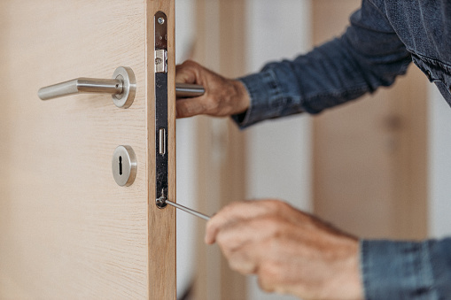 Top 4 Reasons to Hire Professional Locksmith Services