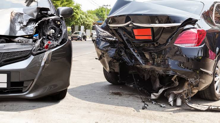 Ask a Car Accident Injury Lawyer: When Should You Settle Out of Court?