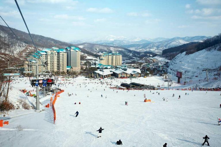 The Core of Youth Ski’s Ski/Board Instruction Center with Gonjiam Lift Ticket from Gonjian Notter Shop